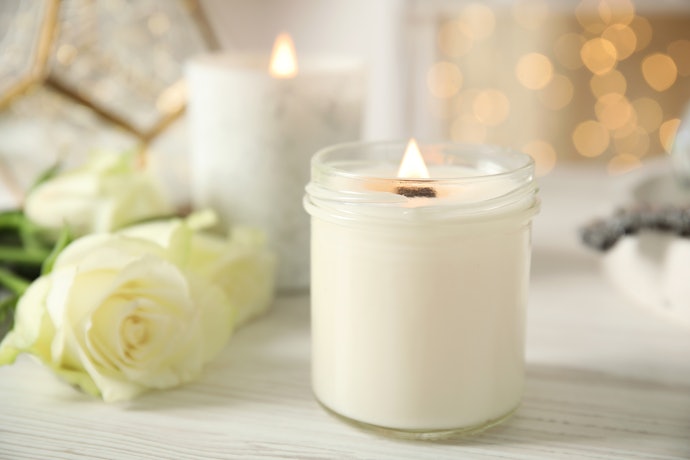 香氛蠟燭：點燃後才會明顯釋放香味，能營造浪漫氛圍