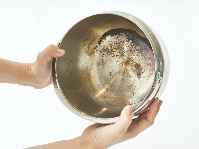 【實測結果】塑膠內鍋易吸附氣味；不鏽鋼與鋁鍋則較易留下焦痕
