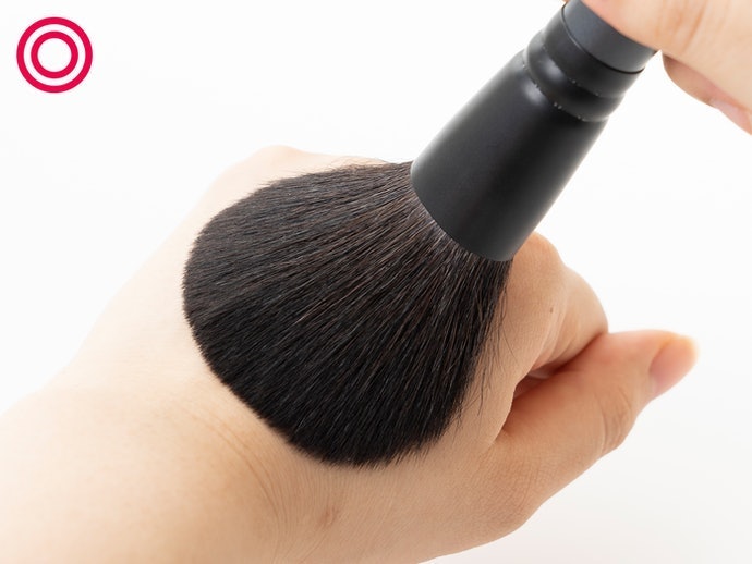 【實測結果】無論能沾取的粉量有多少，如果無法附著於肌膚上則毫無意義，重點在於能從刷毛末端均勻接觸。