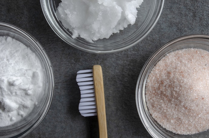 鹽／氯化鈉：多為天然鹽分，深層清潔齒垢