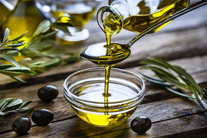 若有健康考量，則以「特級初榨橄欖油」為佳