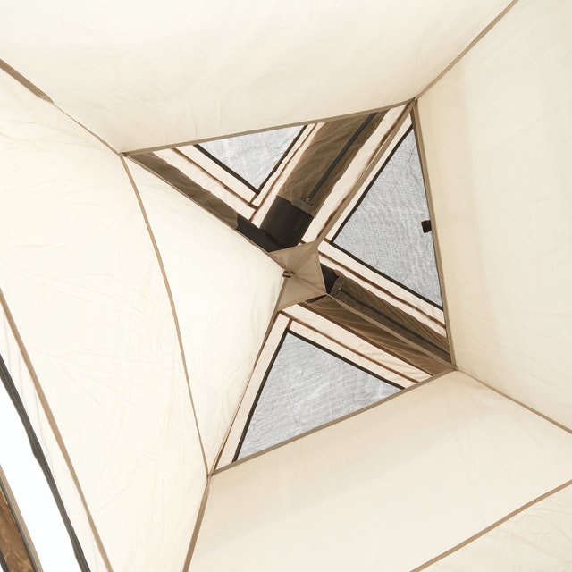 「天窗」讓帳篷具有開放空間般的明亮感
