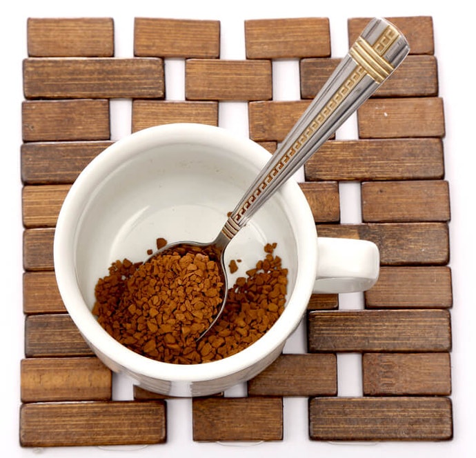先用少量的熱水或冷水將即溶咖啡拌勻，讓口感更滑順