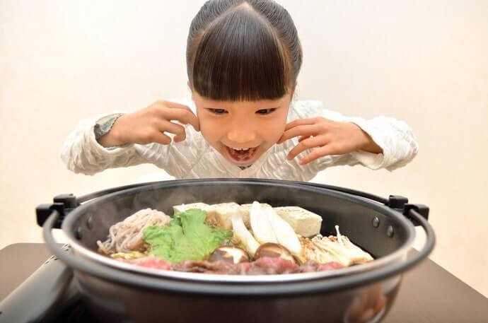 闔家同樂鍋：家中有幼童的話就選無辣度湯底吧！