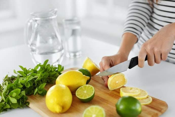 輔助刀：「水果刀」和「削皮刀」適合處理小型食材或做細部修飾