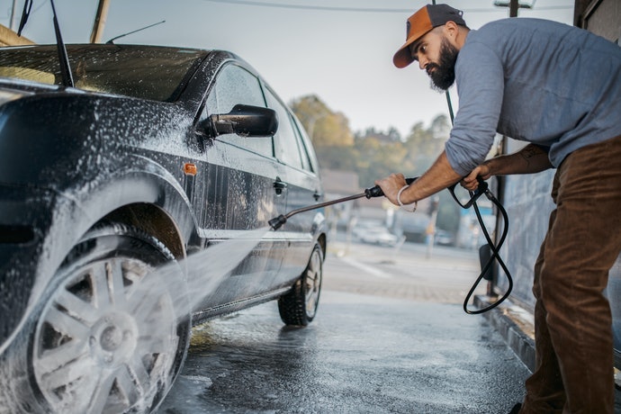 清除水垢或雨痕，推薦「酸性洗車精」