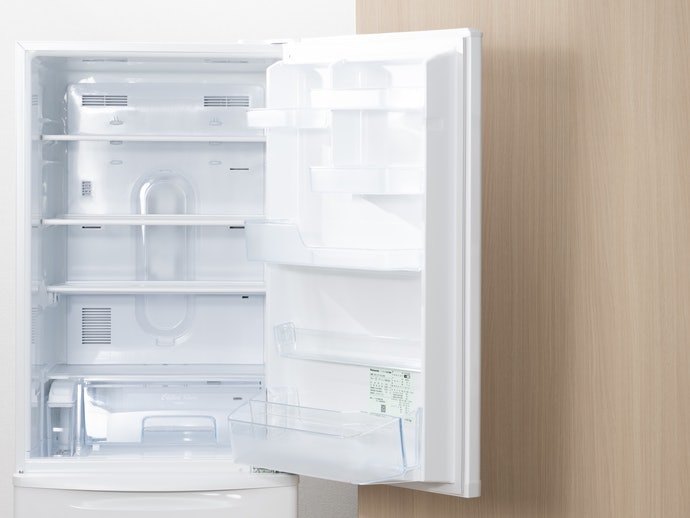 冰箱門能面向牆壁開啟尤佳，可變換開門方向的款式更顯便利