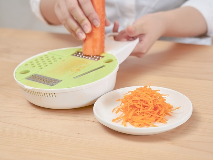 胡蘿蔔：薄片功能也能製作細絲，與菜刀併用便能自由控制粗細