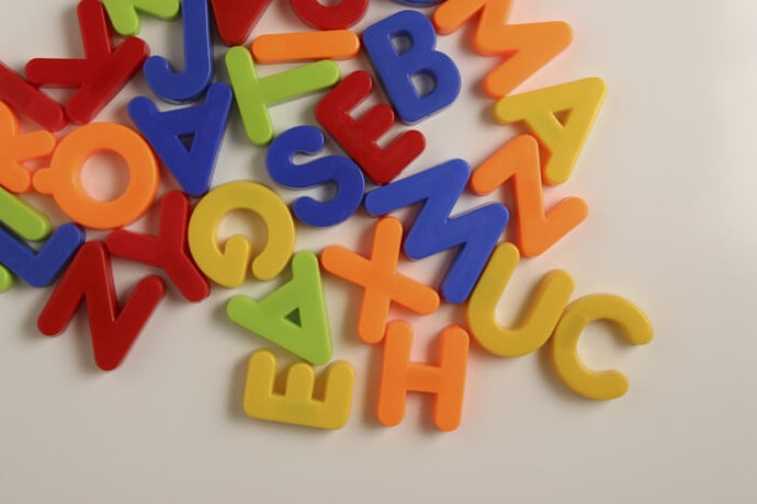 能促進言語表達能力的「文字類」玩具
