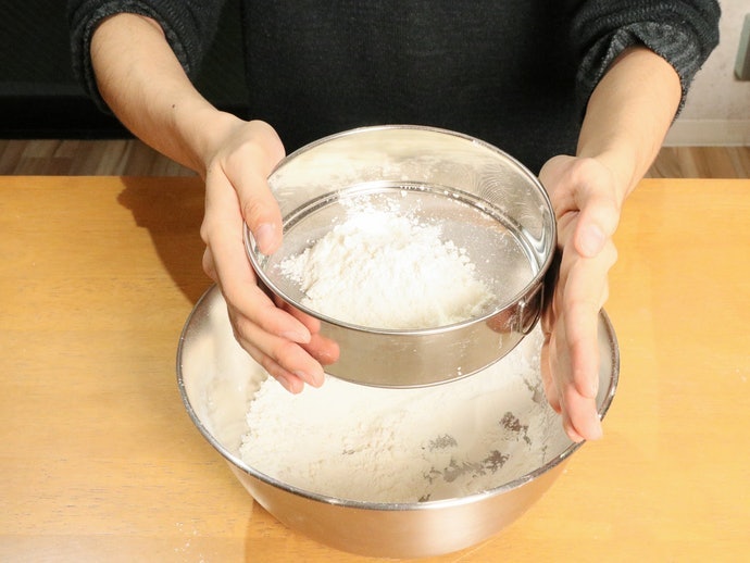 平面式：具備粉類過篩與食材壓泥雙重功能
