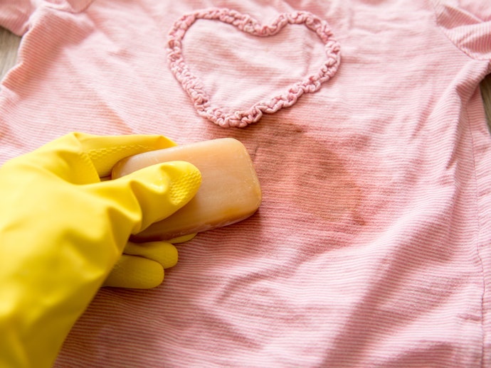 去除領口、衣袖部位等較難去除的污垢，可使用「洗衣皂」