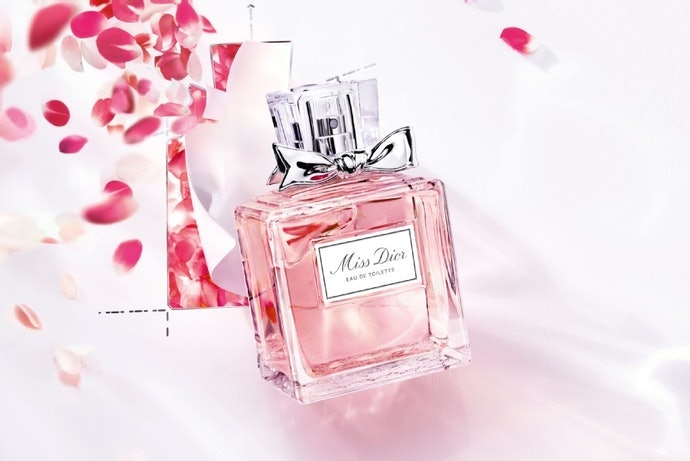 作為第一款香水：Miss Dior 系列的花漾迪奧淡香水 