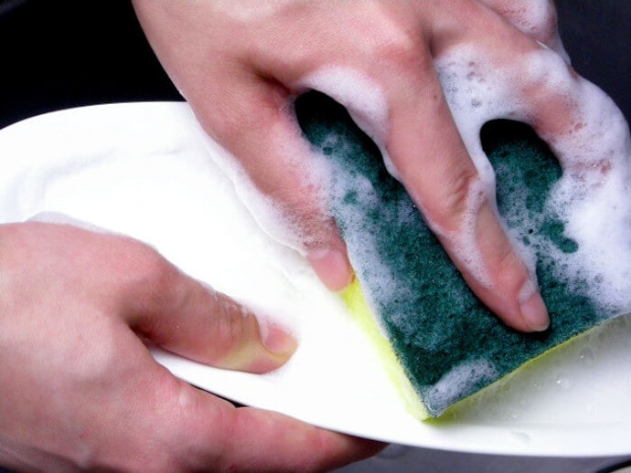使用洗碗皂清洗的餐具，表面似乎覆蓋了薄膜