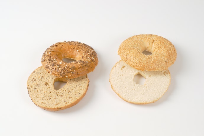 依麵包切法區分：吐司為「垂直」、貝果為「橫面」